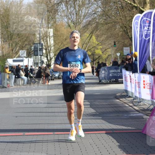 12.04.2026 - 45. Internationalen Wilhelmsburger Insellauf Strokosch-Dieckow http://msf.ph/oto/9451904 12.04.2026 10:20:03 Ziel 5652 meine-sportfotos.de
