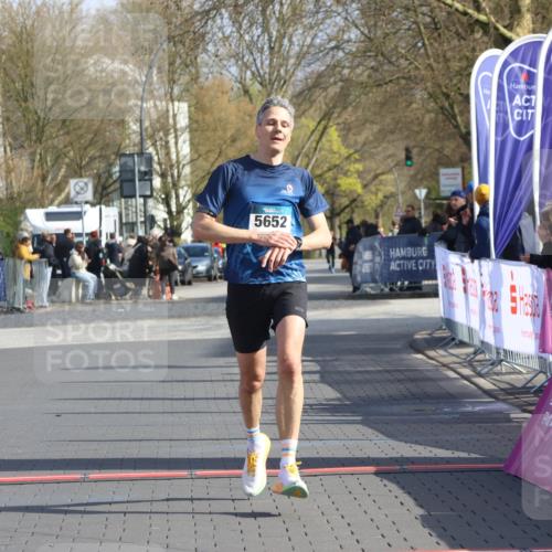 12.04.2026 - 45. Internationalen Wilhelmsburger Insellauf Strokosch-Dieckow http://msf.ph/oto/9451906 12.04.2026 10:20:03 Ziel 5652 meine-sportfotos.de