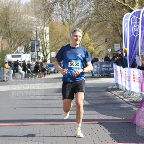 12.04.2026 - 45. Internationalen Wilhelmsburger Insellauf Strokosch-Dieckow http://msf.ph/oto/9451911 12.04.2026 10:20:04 Ziel 5652 meine-sportfotos.de