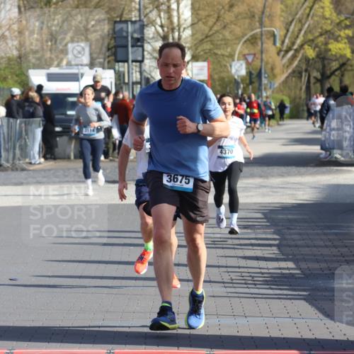 12.04.2026 - 45. Internationalen Wilhelmsburger Insellauf Strokosch-Dieckow http://msf.ph/oto/9451952 12.04.2026 10:32:50 Ziel 3675, 3876, 3506 meine-sportfotos.de