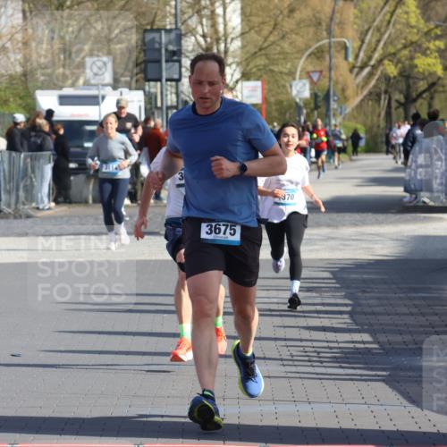12.04.2026 - 45. Internationalen Wilhelmsburger Insellauf Strokosch-Dieckow http://msf.ph/oto/9451954 12.04.2026 10:32:51 Ziel 3675, 3876, 3506, 4370 meine-sportfotos.de
