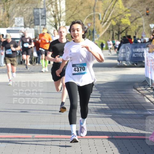 12.04.2026 - 45. Internationalen Wilhelmsburger Insellauf Strokosch-Dieckow http://msf.ph/oto/9451972 12.04.2026 10:32:54 Ziel 3675, 3876, 3506, 4370, 3983, 3114 meine-sportfotos.de