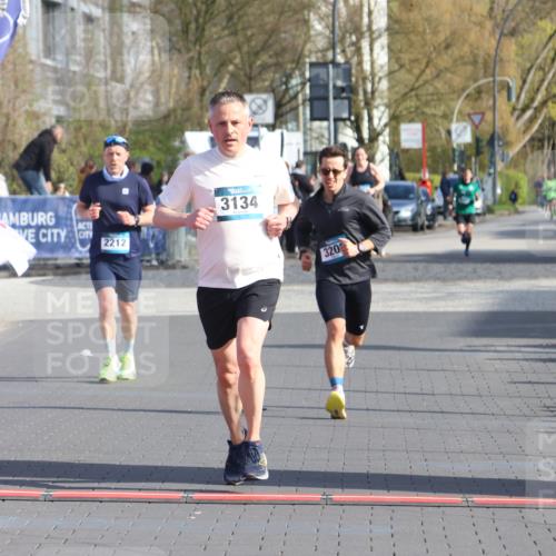 12.04.2026 - 45. Internationalen Wilhelmsburger Insellauf Strokosch-Dieckow http://msf.ph/oto/9452002 12.04.2026 10:21:11 Ziel 3134, 3208 meine-sportfotos.de