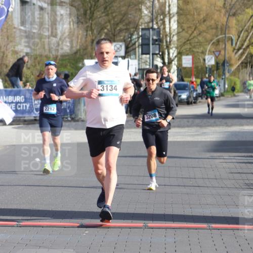 12.04.2026 - 45. Internationalen Wilhelmsburger Insellauf Strokosch-Dieckow http://msf.ph/oto/9452004 12.04.2026 10:21:11 Ziel 3134, 3208 meine-sportfotos.de