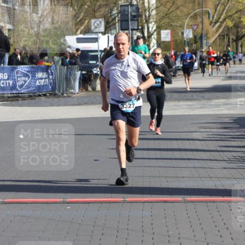12.04.2026 - 45. Internationalen Wilhelmsburger Insellauf Strokosch-Dieckow http://msf.ph/oto/9452103 12.04.2026 10:33:27 Ziel 3708, 4322, 3327 meine-sportfotos.de