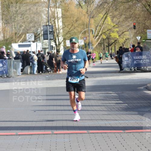 12.04.2026 - 45. Internationalen Wilhelmsburger Insellauf Strokosch-Dieckow http://msf.ph/oto/9452155 12.04.2026 10:21:55 Ziel 2253 meine-sportfotos.de
