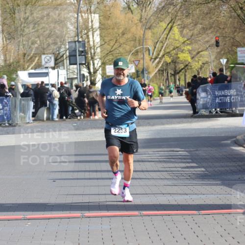 12.04.2026 - 45. Internationalen Wilhelmsburger Insellauf Strokosch-Dieckow http://msf.ph/oto/9452167 12.04.2026 10:21:55 Ziel 2253 meine-sportfotos.de