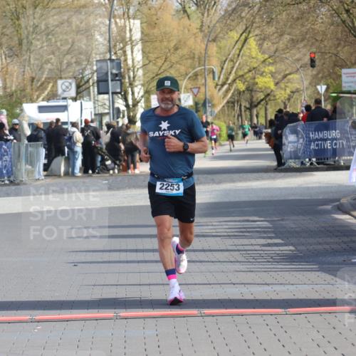 12.04.2026 - 45. Internationalen Wilhelmsburger Insellauf Strokosch-Dieckow http://msf.ph/oto/9452173 12.04.2026 10:21:56 Ziel 2253 meine-sportfotos.de