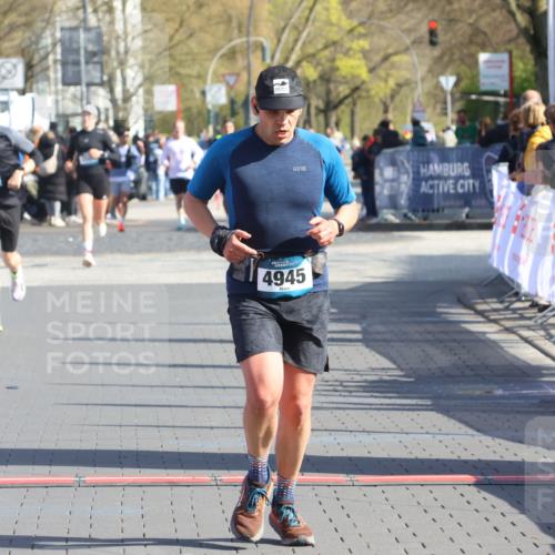 12.04.2026 - 45. Internationalen Wilhelmsburger Insellauf Strokosch-Dieckow http://msf.ph/oto/9452210 12.04.2026 10:34:05 Ziel 4945, 4043 meine-sportfotos.de