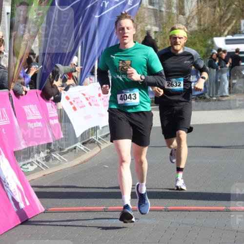 12.04.2026 - 45. Internationalen Wilhelmsburger Insellauf Strokosch-Dieckow http://msf.ph/oto/9452222 12.04.2026 10:34:09 Ziel 4945, 4043, 2632, 2504 meine-sportfotos.de