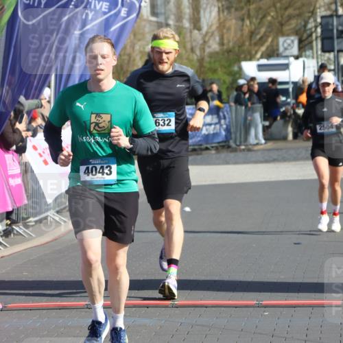 12.04.2026 - 45. Internationalen Wilhelmsburger Insellauf Strokosch-Dieckow http://msf.ph/oto/9452227 12.04.2026 10:34:09 Ziel 4945, 4043, 2632, 2504 meine-sportfotos.de