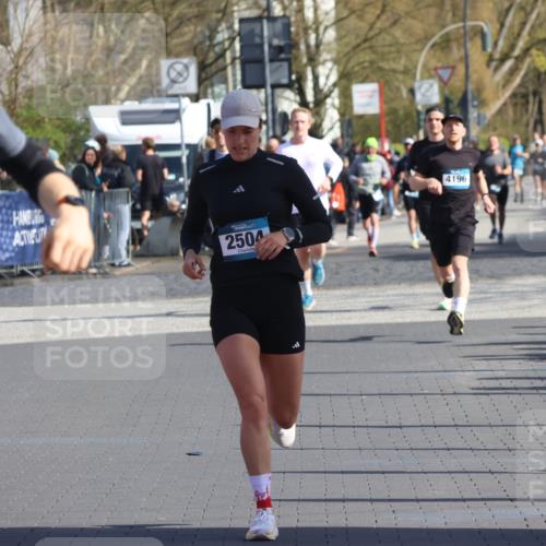 12.04.2026 - 45. Internationalen Wilhelmsburger Insellauf Strokosch-Dieckow http://msf.ph/oto/9452228 12.04.2026 10:34:11 Ziel 4043, 2632, 2504 meine-sportfotos.de