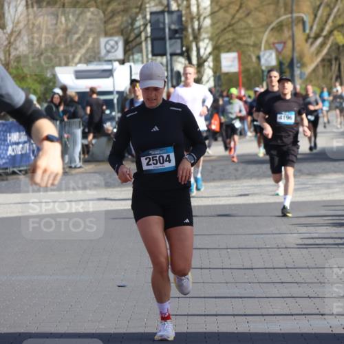 12.04.2026 - 45. Internationalen Wilhelmsburger Insellauf Strokosch-Dieckow http://msf.ph/oto/9452230 12.04.2026 10:34:11 Ziel 4043, 2632, 2504 meine-sportfotos.de