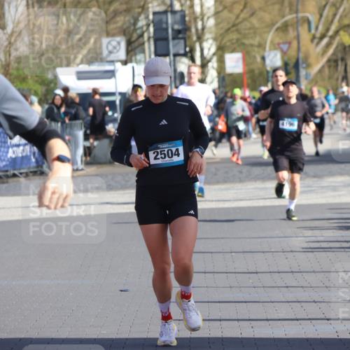 12.04.2026 - 45. Internationalen Wilhelmsburger Insellauf Strokosch-Dieckow http://msf.ph/oto/9452231 12.04.2026 10:34:12 Ziel 4043, 2632, 2504 meine-sportfotos.de