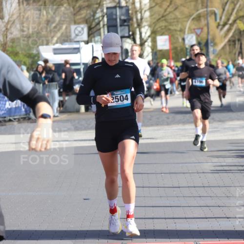 12.04.2026 - 45. Internationalen Wilhelmsburger Insellauf Strokosch-Dieckow http://msf.ph/oto/9452233 12.04.2026 10:34:12 Ziel 4043, 2632, 2504 meine-sportfotos.de