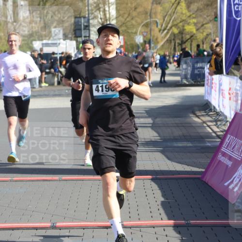 12.04.2026 - 45. Internationalen Wilhelmsburger Insellauf Strokosch-Dieckow http://msf.ph/oto/9452234 12.04.2026 10:34:17 Ziel 2504, 4196, 5238, 5239, 5294 meine-sportfotos.de