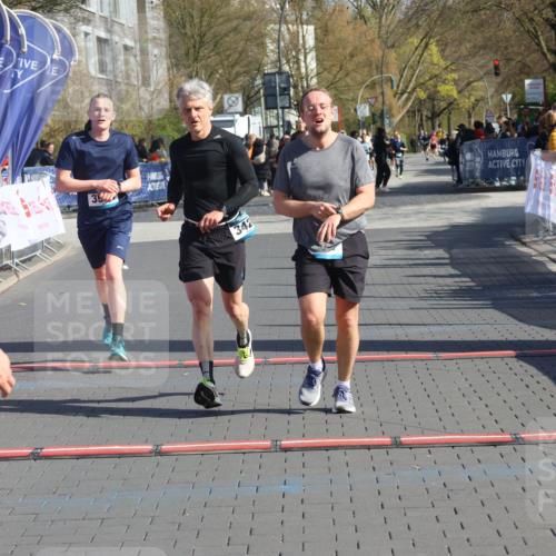 12.04.2026 - 45. Internationalen Wilhelmsburger Insellauf Strokosch-Dieckow http://msf.ph/oto/9452268 12.04.2026 10:34:28 Ziel 3841, 3605, 2547, 3424, 3924 meine-sportfotos.de