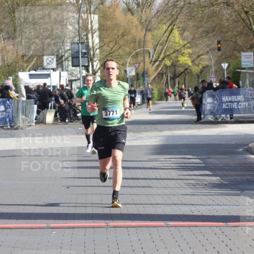 12.04.2026 - 45. Internationalen Wilhelmsburger Insellauf Strokosch-Dieckow http://msf.ph/oto/9452269 12.04.2026 10:22:23 Ziel 3930, 3317, 3771 meine-sportfotos.de