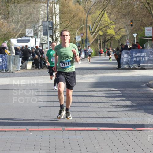 12.04.2026 - 45. Internationalen Wilhelmsburger Insellauf Strokosch-Dieckow http://msf.ph/oto/9452273 12.04.2026 10:22:23 Ziel 3930, 3317, 3771 meine-sportfotos.de