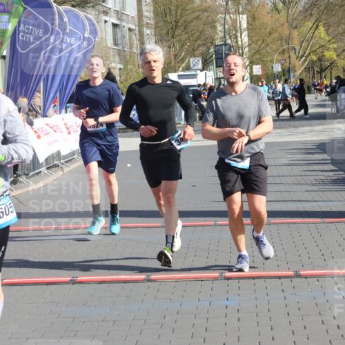 12.04.2026 - 45. Internationalen Wilhelmsburger Insellauf Strokosch-Dieckow http://msf.ph/oto/9452277 12.04.2026 10:34:28 Ziel 3841, 3605, 2547, 3424, 3924 meine-sportfotos.de