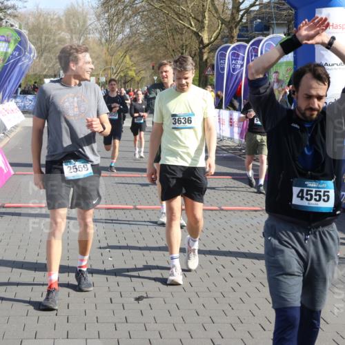 12.04.2026 - 45. Internationalen Wilhelmsburger Insellauf Strokosch-Dieckow http://msf.ph/oto/9452334 12.04.2026 10:34:53 Ziel 4555, 2472, 2559, 3636, 3929, 5480, 3042, 3065 meine-sportfotos.de