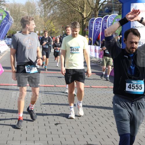 12.04.2026 - 45. Internationalen Wilhelmsburger Insellauf Strokosch-Dieckow http://msf.ph/oto/9452338 12.04.2026 10:34:53 Ziel 4555, 2472, 2559, 3636, 3929, 5480, 3042, 3065 meine-sportfotos.de