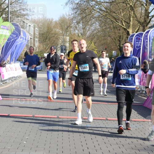 12.04.2026 - 45. Internationalen Wilhelmsburger Insellauf Strokosch-Dieckow http://msf.ph/oto/9452381 12.04.2026 10:35:10 Ziel 4807, 3385, 2402, 2917, 2459, 2488, 2482, 4108 meine-sportfotos.de