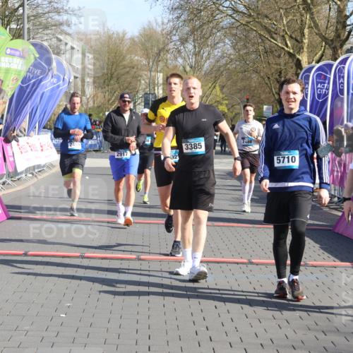 12.04.2026 - 45. Internationalen Wilhelmsburger Insellauf Strokosch-Dieckow http://msf.ph/oto/9452392 12.04.2026 10:35:11 Ziel 3385, 2402, 2917, 2459, 2488, 2482, 4108 meine-sportfotos.de