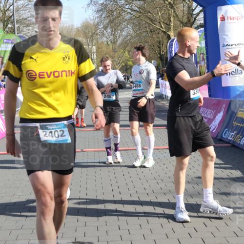 12.04.2026 - 45. Internationalen Wilhelmsburger Insellauf Strokosch-Dieckow http://msf.ph/oto/9452400 12.04.2026 10:35:15 Ziel 2402, 2917, 2459, 2488, 2482, 4108, 3324, 5492 meine-sportfotos.de
