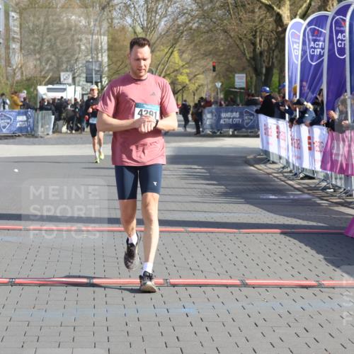 12.04.2026 - 45. Internationalen Wilhelmsburger Insellauf Strokosch-Dieckow http://msf.ph/oto/9452472 12.04.2026 10:23:18 Ziel 4384, 4291 meine-sportfotos.de