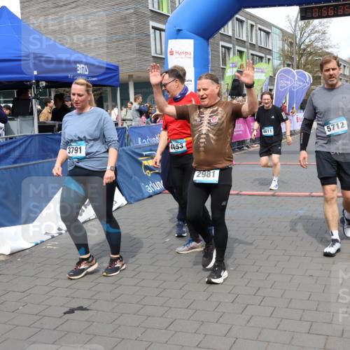 12.04.2026 - 45. Internationalen Wilhelmsburger Insellauf Strokosch-Dieckow http://msf.ph/oto/9452495 12.04.2026 13:09:35 Ziel 4453, 4204, 4611, 2440, 2011 meine-sportfotos.de