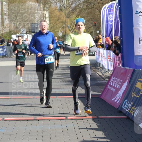 12.04.2026 - 45. Internationalen Wilhelmsburger Insellauf Strokosch-Dieckow http://msf.ph/oto/9452519 12.04.2026 10:36:05 Ziel 5603, 4521, 5731, 5950 meine-sportfotos.de