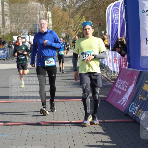 12.04.2026 - 45. Internationalen Wilhelmsburger Insellauf Strokosch-Dieckow http://msf.ph/oto/9452530 12.04.2026 10:36:05 Ziel 5603, 4521, 5731, 5950 meine-sportfotos.de