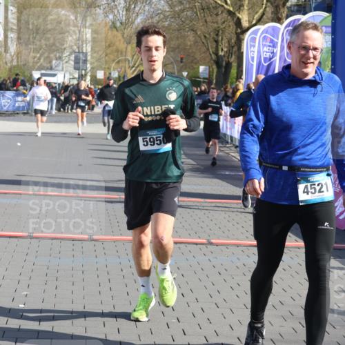 12.04.2026 - 45. Internationalen Wilhelmsburger Insellauf Strokosch-Dieckow http://msf.ph/oto/9452537 12.04.2026 10:36:10 Ziel 5731, 5950, 5042, 4050, 5589 meine-sportfotos.de