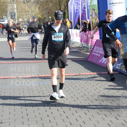 12.04.2026 - 45. Internationalen Wilhelmsburger Insellauf Strokosch-Dieckow http://msf.ph/oto/9452556 12.04.2026 10:36:15 Ziel 5042, 4050, 5589, 3084, 3516 meine-sportfotos.de