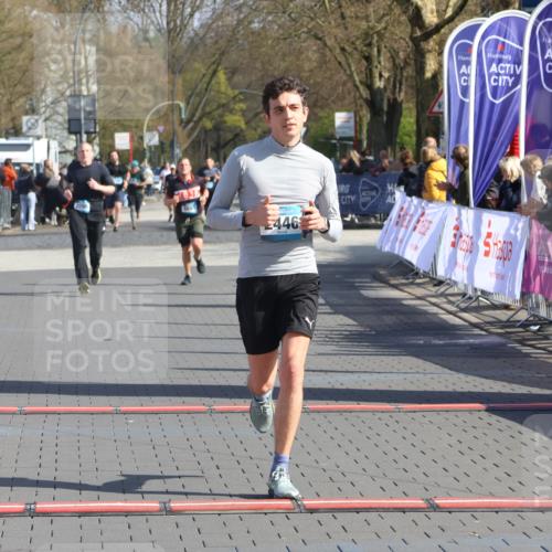 12.04.2026 - 45. Internationalen Wilhelmsburger Insellauf Strokosch-Dieckow http://msf.ph/oto/9452726 12.04.2026 10:36:51 Ziel 2446 meine-sportfotos.de