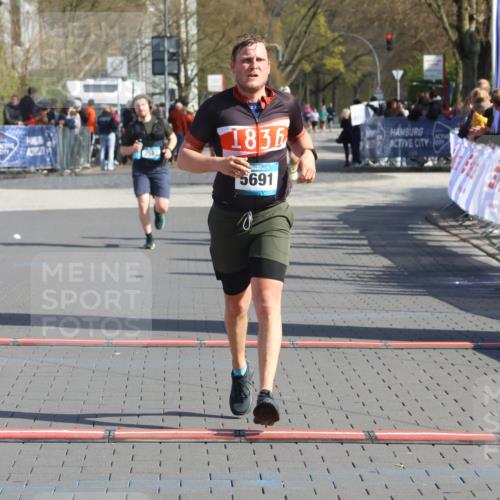 12.04.2026 - 45. Internationalen Wilhelmsburger Insellauf Strokosch-Dieckow http://msf.ph/oto/9452753 12.04.2026 10:36:57 Ziel 2090, 5691, 3796 meine-sportfotos.de