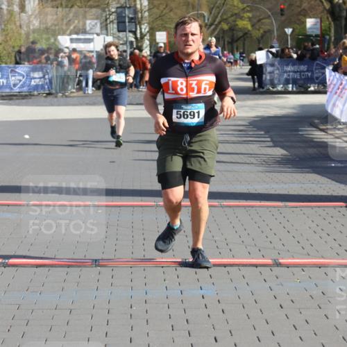 12.04.2026 - 45. Internationalen Wilhelmsburger Insellauf Strokosch-Dieckow http://msf.ph/oto/9452760 12.04.2026 10:36:57 Ziel 2090, 5691, 3796 meine-sportfotos.de