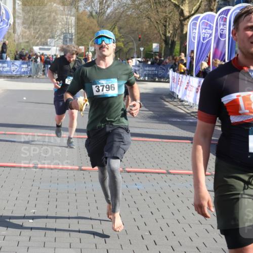 12.04.2026 - 45. Internationalen Wilhelmsburger Insellauf Strokosch-Dieckow http://msf.ph/oto/9452765 12.04.2026 10:37:02 Ziel 3796, 2582, 3629, 3894 meine-sportfotos.de