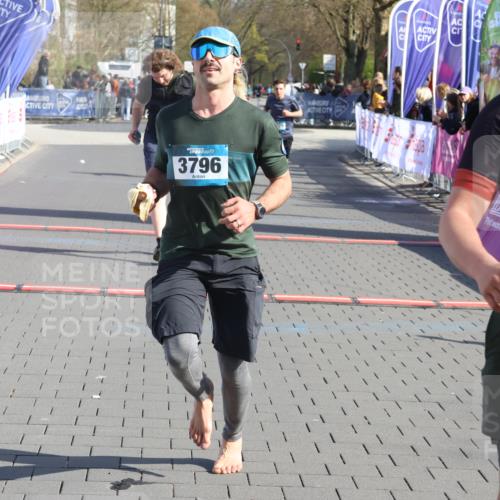 12.04.2026 - 45. Internationalen Wilhelmsburger Insellauf Strokosch-Dieckow http://msf.ph/oto/9452775 12.04.2026 10:37:02 Ziel 3796, 2582, 3629, 3894 meine-sportfotos.de