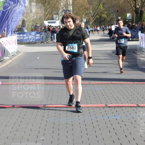 12.04.2026 - 45. Internationalen Wilhelmsburger Insellauf Strokosch-Dieckow http://msf.ph/oto/9452782 12.04.2026 10:37:03 Ziel 3796, 2582, 3629, 3894 meine-sportfotos.de