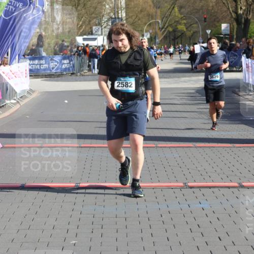 12.04.2026 - 45. Internationalen Wilhelmsburger Insellauf Strokosch-Dieckow http://msf.ph/oto/9452788 12.04.2026 10:37:03 Ziel 3796, 2582, 3629, 3894 meine-sportfotos.de