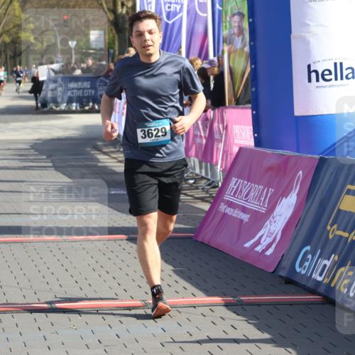 12.04.2026 - 45. Internationalen Wilhelmsburger Insellauf Strokosch-Dieckow http://msf.ph/oto/9452797 12.04.2026 10:37:06 Ziel 2582, 3629, 3894, 4544 meine-sportfotos.de