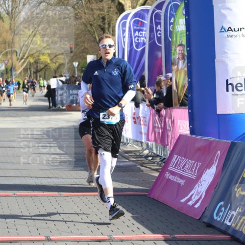 12.04.2026 - 45. Internationalen Wilhelmsburger Insellauf Strokosch-Dieckow http://msf.ph/oto/9452833 12.04.2026 10:37:26 Ziel 5567, 2375, 2444, 3670, 2451 meine-sportfotos.de