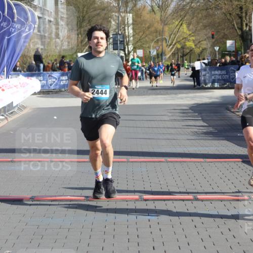 12.04.2026 - 45. Internationalen Wilhelmsburger Insellauf Strokosch-Dieckow http://msf.ph/oto/9452847 12.04.2026 10:37:27 Ziel 5567, 2375, 2444, 3670, 2451 meine-sportfotos.de
