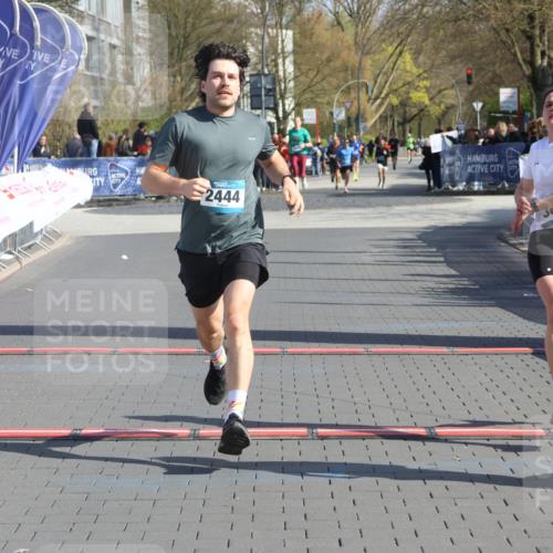 12.04.2026 - 45. Internationalen Wilhelmsburger Insellauf Strokosch-Dieckow http://msf.ph/oto/9452850 12.04.2026 10:37:27 Ziel 5567, 2375, 2444, 3670, 2451 meine-sportfotos.de