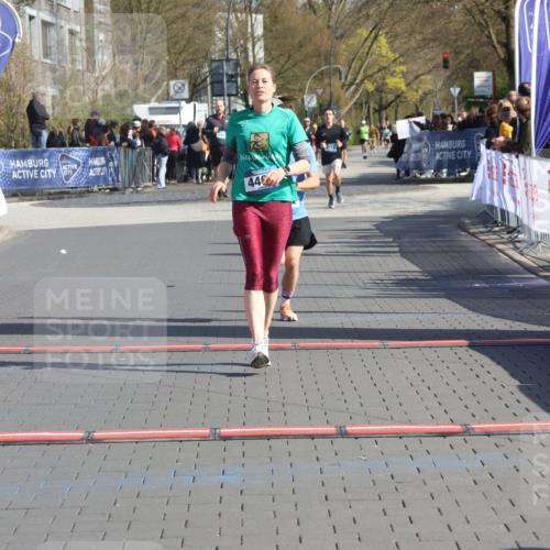 12.04.2026 - 45. Internationalen Wilhelmsburger Insellauf Strokosch-Dieckow http://msf.ph/oto/9452914 12.04.2026 10:37:37 Ziel 2106, 4467, 4482 meine-sportfotos.de