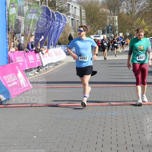 12.04.2026 - 45. Internationalen Wilhelmsburger Insellauf Strokosch-Dieckow http://msf.ph/oto/9452922 12.04.2026 10:37:39 Ziel 2106, 4467, 4482 meine-sportfotos.de