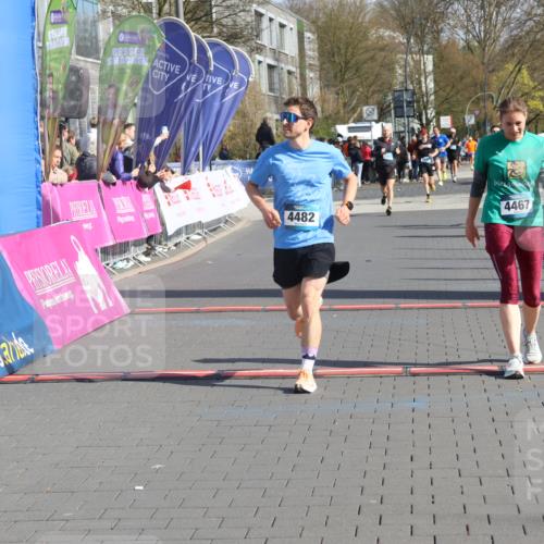 12.04.2026 - 45. Internationalen Wilhelmsburger Insellauf Strokosch-Dieckow http://msf.ph/oto/9452924 12.04.2026 10:37:39 Ziel 2106, 4467, 4482 meine-sportfotos.de
