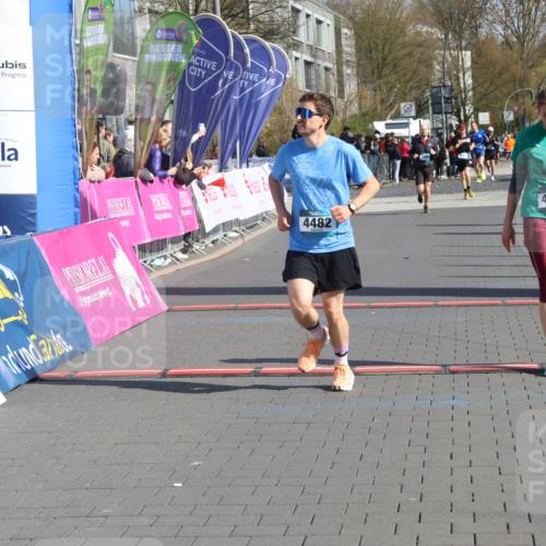 12.04.2026 - 45. Internationalen Wilhelmsburger Insellauf Strokosch-Dieckow http://msf.ph/oto/9452930 12.04.2026 10:37:39 Ziel 2106, 4467, 4482 meine-sportfotos.de